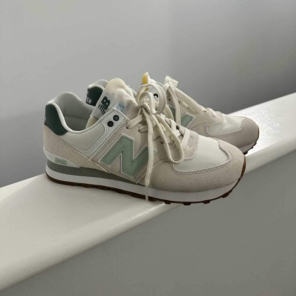 574 NEW BALANCE SNEAKERS